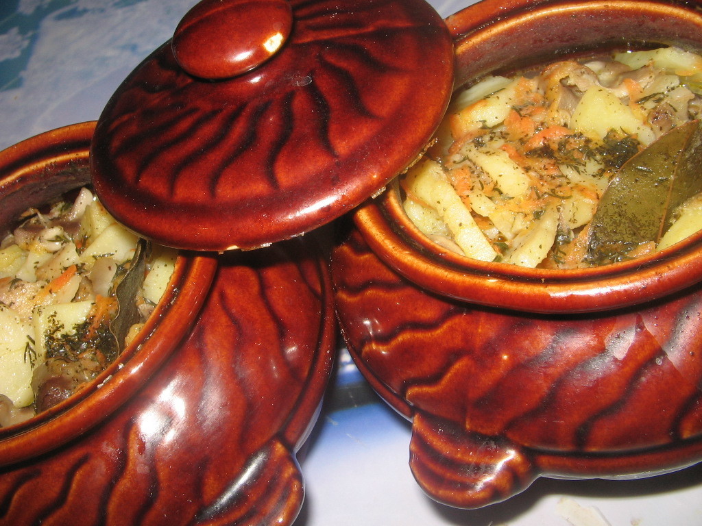 Ушное рецепт в горшочках. Старинные блюда. Русские блюда в горшочках. Старинные блюда в глиняных горшочках. Старинные русские блюда.