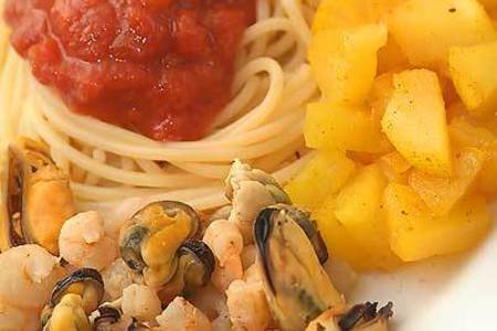 Спагетти в морской тематике с грушей