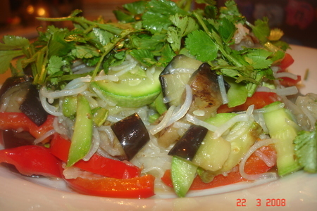 Фото к рецепту: Теплый салат из хрустящих овощей с рисовой лапшой