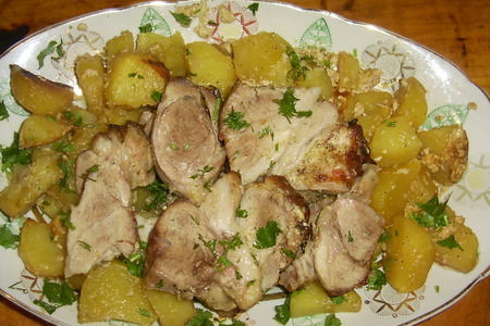Фото к рецепту: Свинная голенка с картошкой