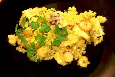 Рис с морскими гребешками и каракатицей...