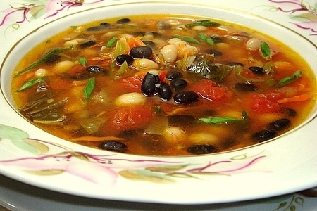 Фото к рецепту: Постный суп с черной и белой фасолью,помидорами и перцем чили