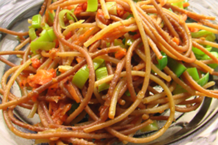 Жареные спагетти с овощами