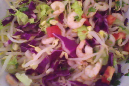 Фото к рецепту: Салат с проросшей соей и креветками