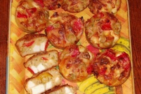 Фото к рецепту: Маффины с паприкой, оливками и сыром
