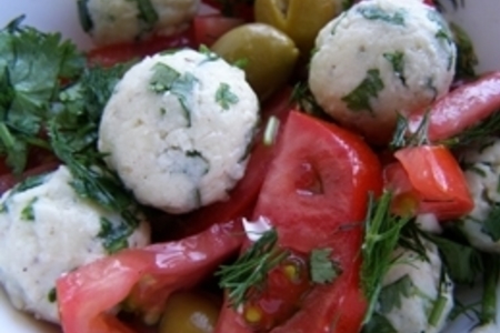 Фото к рецепту: Салат греческий ( с шариками из брынзы)