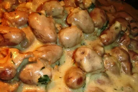 Куриные сердечки в сырном соусе