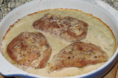 Фото к рецепту: Свиные медальоны в сырно-горчичном соусе.