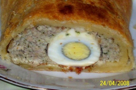 Мясной рулет с яйцом в слоеном тесте