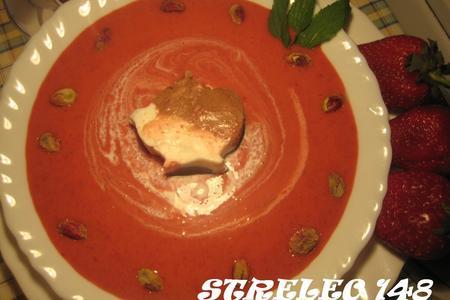 Фото к рецепту: Холодный суп из клубники с фисташковым ликёром.