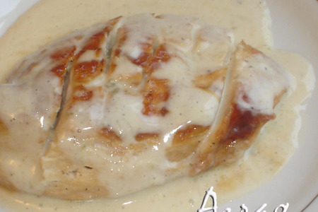 Фото к рецепту: Куриное филе в чесночном соусе