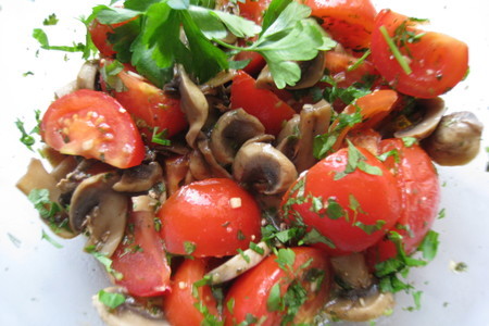 Фото к рецепту: Грибной салат с помидорами