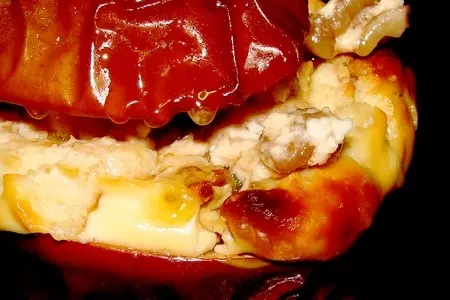Яблоки фаршированые орехами и сыром
