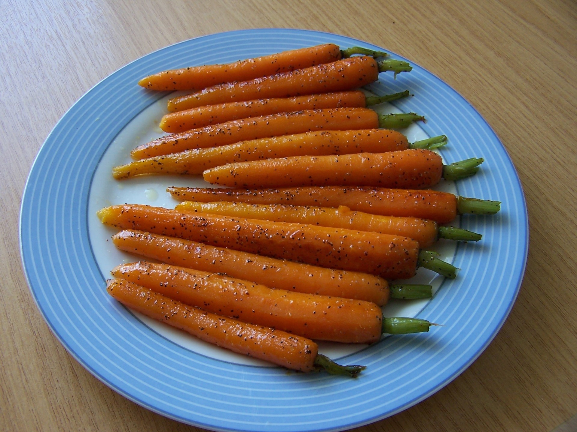 Морковь в соленой воде. Морковь в пучках. Глазированная морковь с курицей. Глазированная морковь рецепт. Красивая нарезка перца, моркови в гарнире.