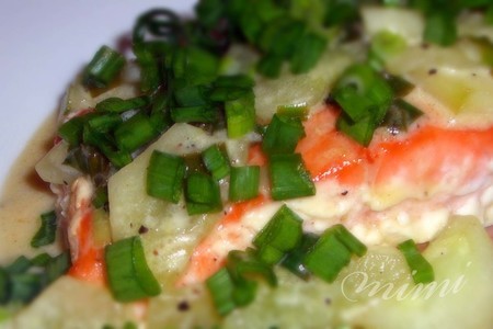 Фото к рецепту: Лосось в сливочном соусе с огурцом и зеленым луком