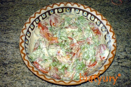 Фото к рецепту: Салат из ботвы редиса с другими овощами. в данном случае - с помидорами.