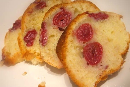 Фото к рецепту: Сырный кекс с вишнями