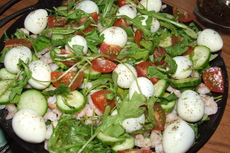 Салат с креветками и перепелиными яйцами от bigi
