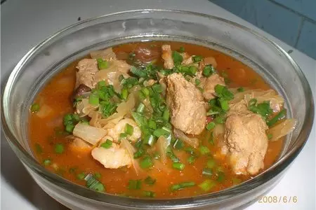 Капуста тушеная со свининой и изюмом