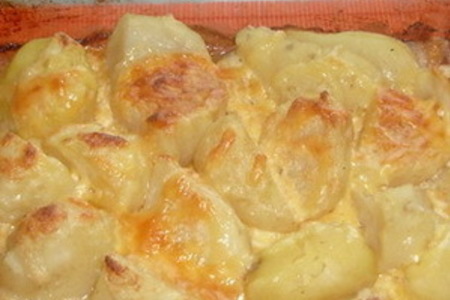 Фото к рецепту: Печеный картофель под белым соусом