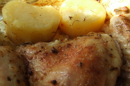 Фото к рецепту: Цыпленок, маринованный в майонезе с пряными травами и запеченый с  молодым картофелем