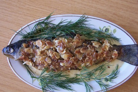 Фото к рецепту: Форель в миндально-ореховом соусе