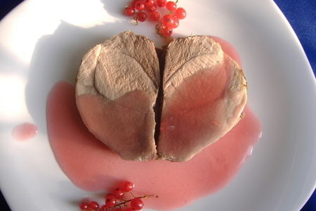 Фото к рецепту: "разбитое сердце" ( запеченная свинина с соусом из красной смородины)