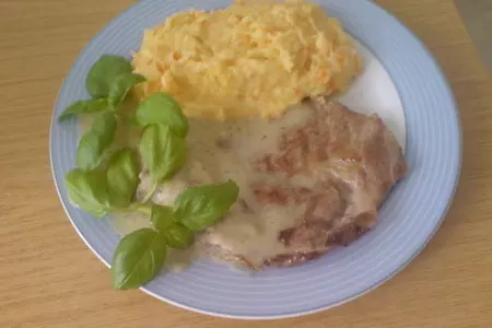 Шнитцель с соусом из кольраби