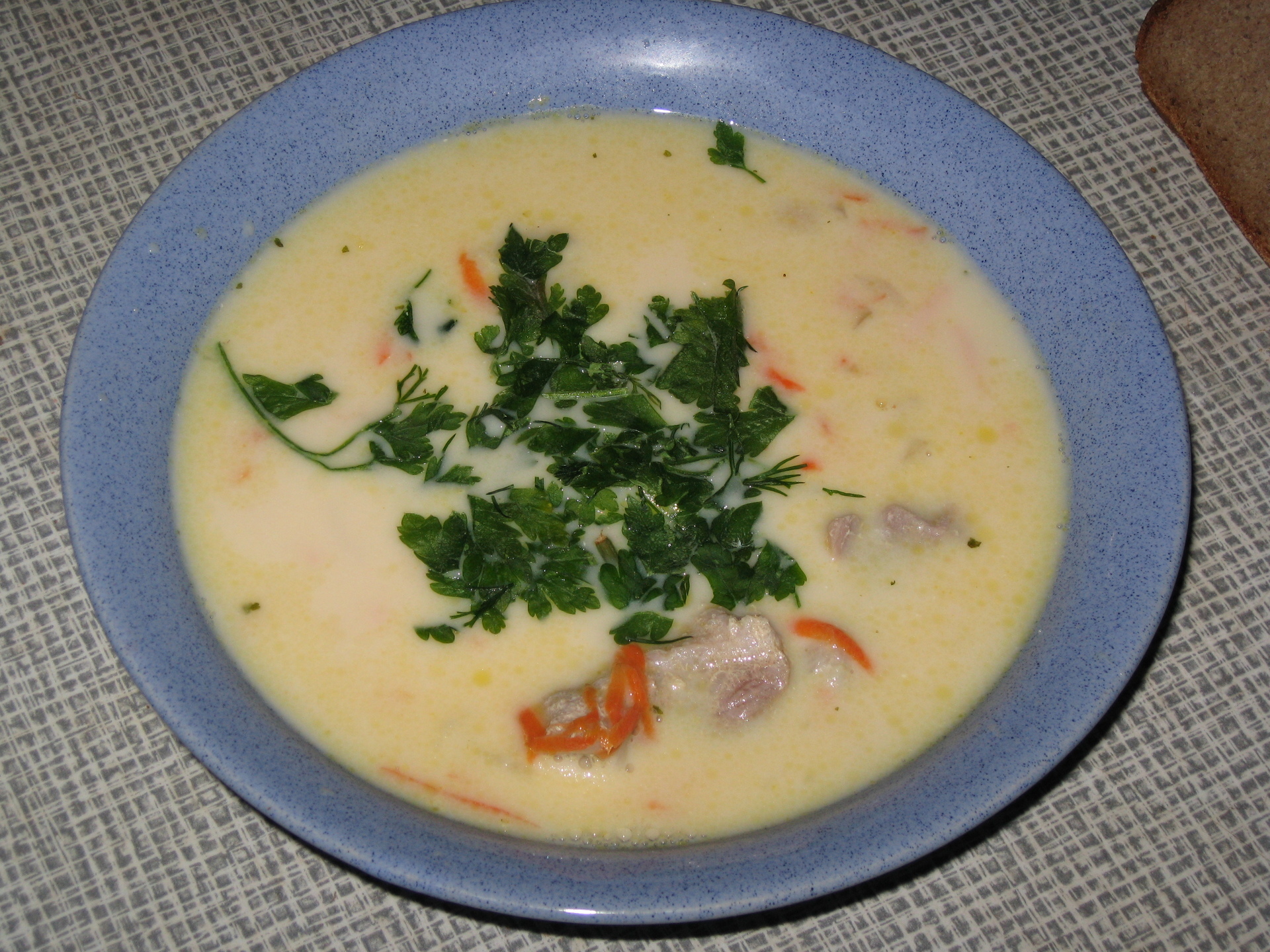 2017 году приготовили сырный суп. Легкий сырный суп. Сырный суп домашний. Сырный молочный суп. Сырный суп на столе в тарелке.