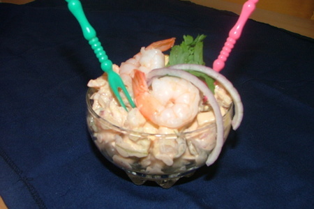 Фото к рецепту: Креветочный салатик для вечеринки