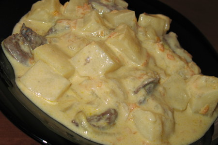 Фото к рецепту: Тушеная в сметане картошка с сердечками «колхозная».