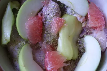 Тушенная курица с фруктами