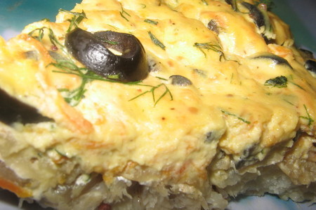 Фото к рецепту: Рыба в горчичном соусе с маслинами.