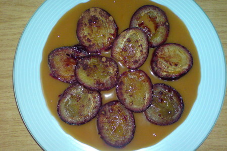 Фото к рецепту: Запечённые сливы в карамельном соусе