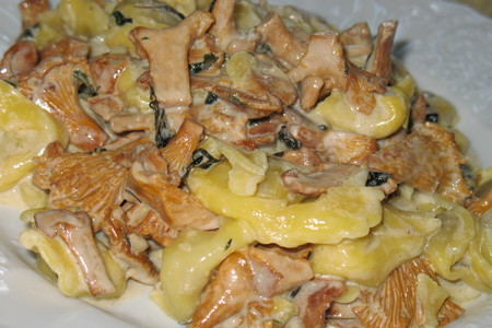 Тортеллини с лесными грибами в сливочном соусе.