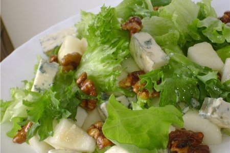 Фото к рецепту: Салат с грушей и рокфором