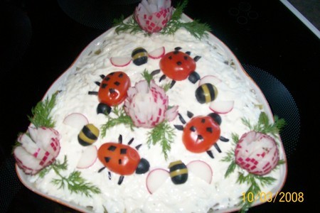 Фото к рецепту: Украшения для салата (гвоздика, пчелка и божья коровка)