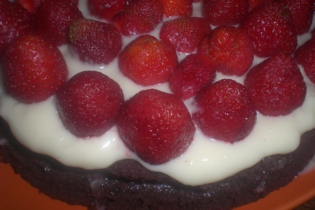 Фото к рецепту: Шоколадный торт с клубникой.