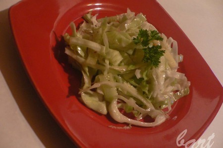 Салат огуречно- капустный с соевым соусом.