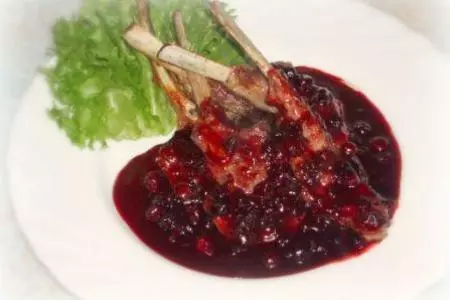 Каре ягненка в брусничном соусе