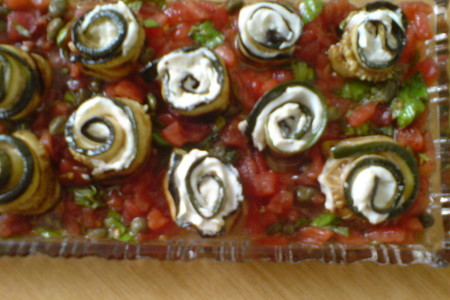Фото к рецепту: Рулетики из кабачков в томатно-каперсовой сальсе