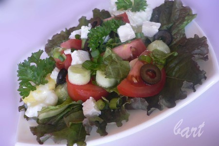 Овощной салат с фетой и яйцами- пашот.