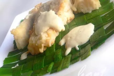 Щука жареная под соусом, на циновке.