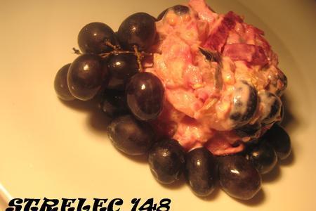 Фото к рецепту: Салат из скумбрии с маринованной свеклой и виноградом.