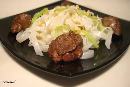 Теплый салат из рисовой лапши с куриной печенкой