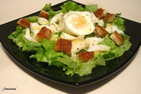 Фото к рецепту: Салат с копченой рыбкой и яйцами-пашот