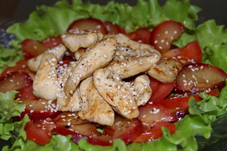 Фото к рецепту: Салат из курицы со сливами и помидорами