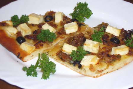 Пирог с карамелизированным луком и сыром "фета"