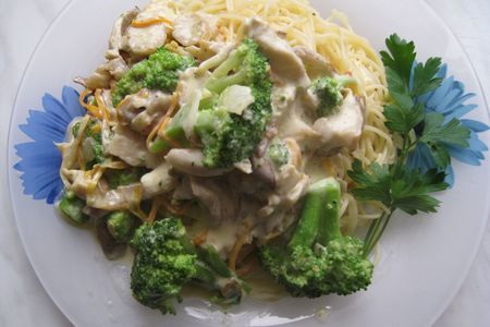 Спагетти и брокколи и грибами
