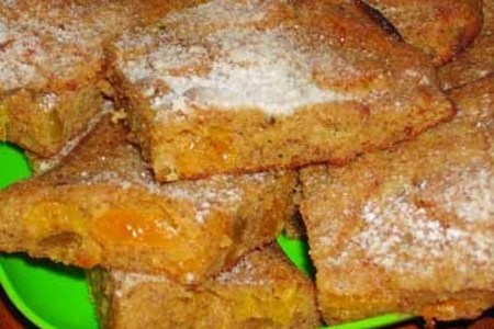 Фото к рецепту: Пирог с сухарями и сухофруктами